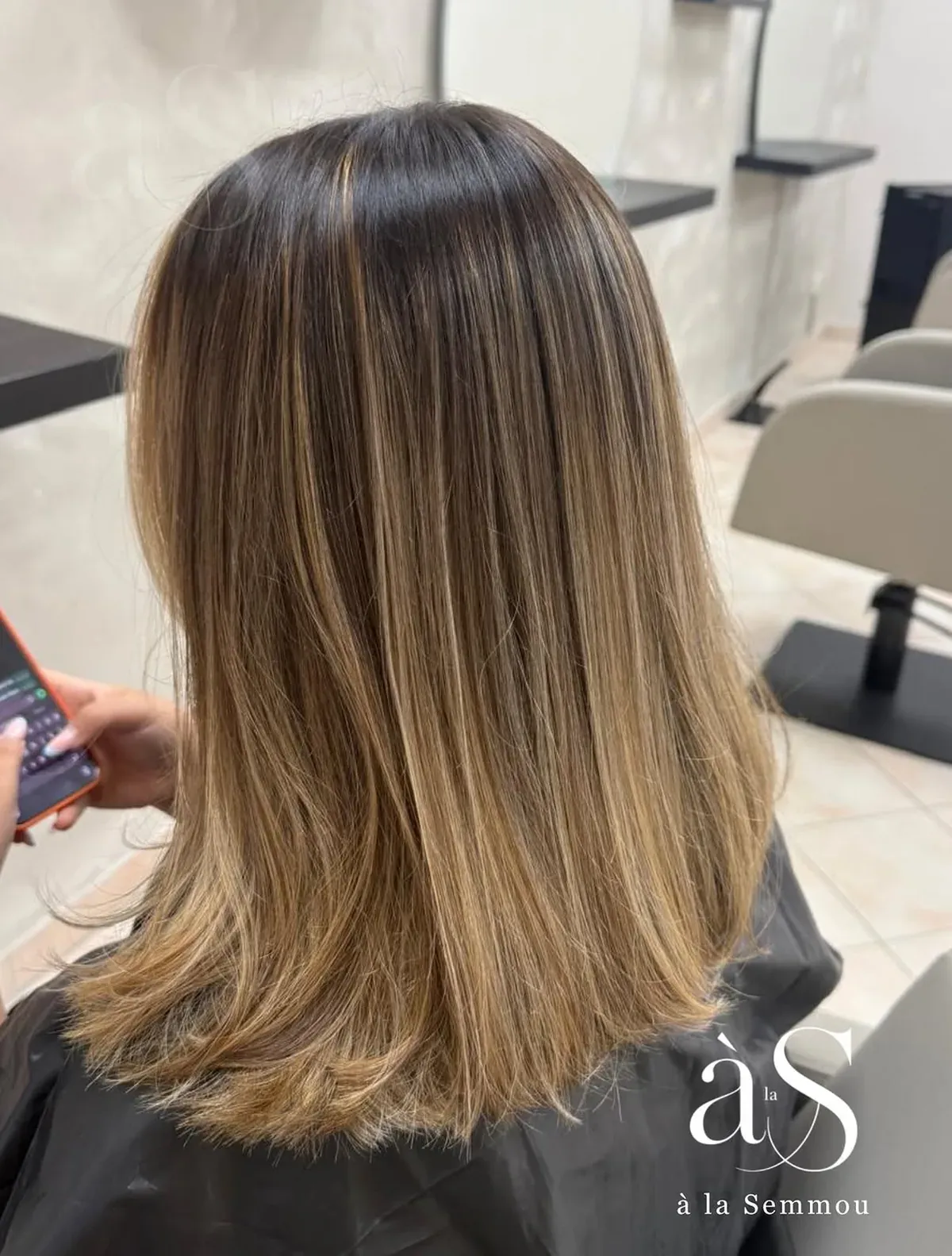 Long-Bob mit Balayage in Honey Bronde, von hinten fotografiert