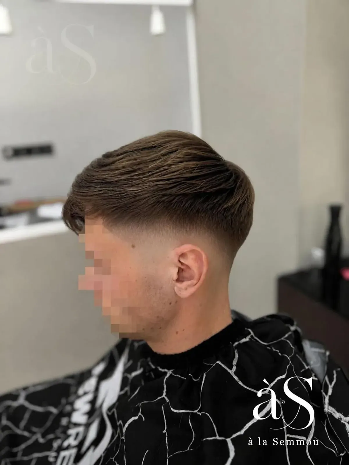 Low-mid Fade mit kurzem Oberhaar, seitliches Profil