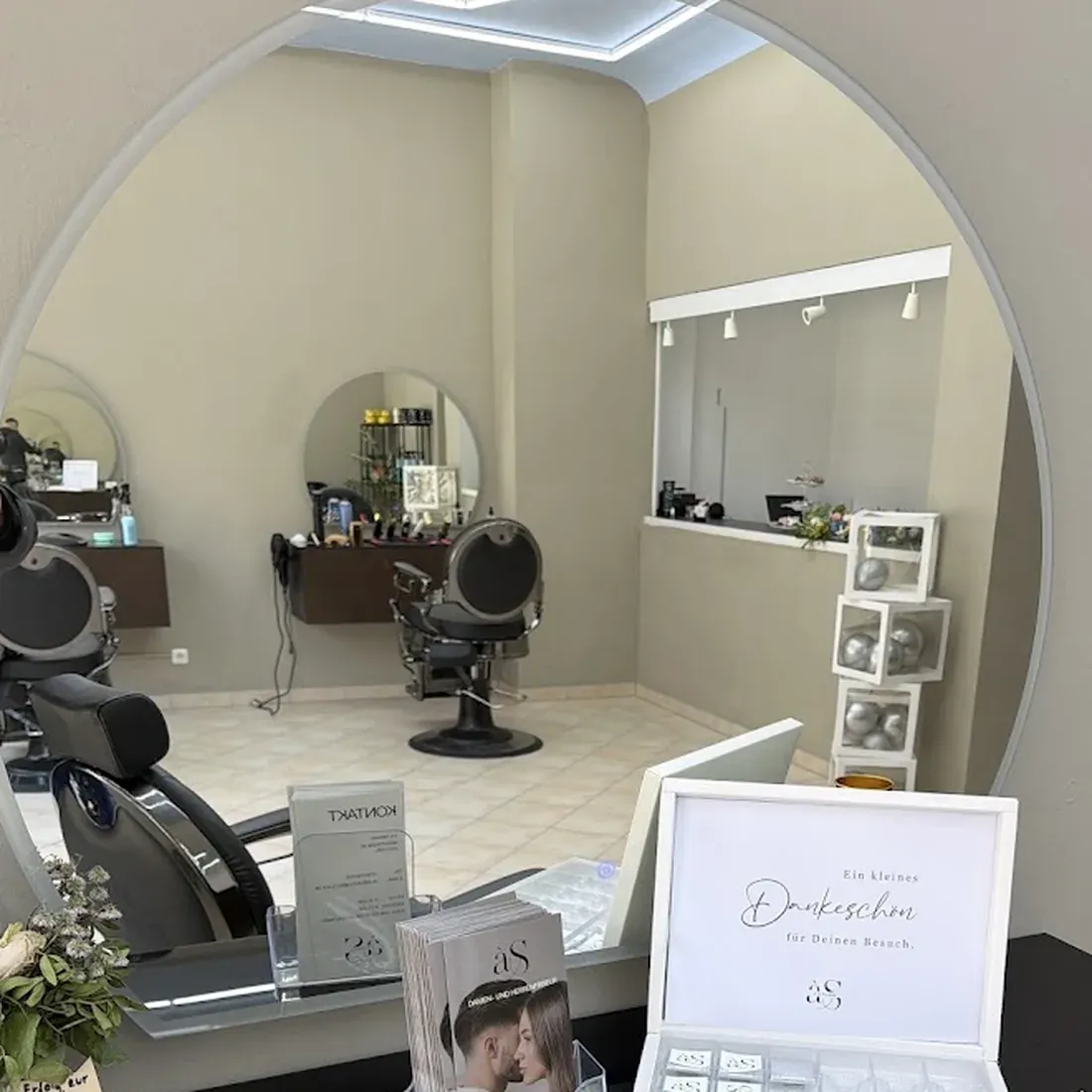 Empfangstresen mit großem Rundspiegel im Salon