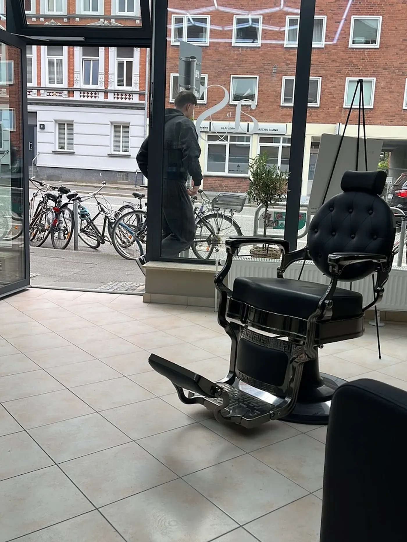 Klassischer schwarzer Barbierstuhl am Fenster zur Ringstraße
