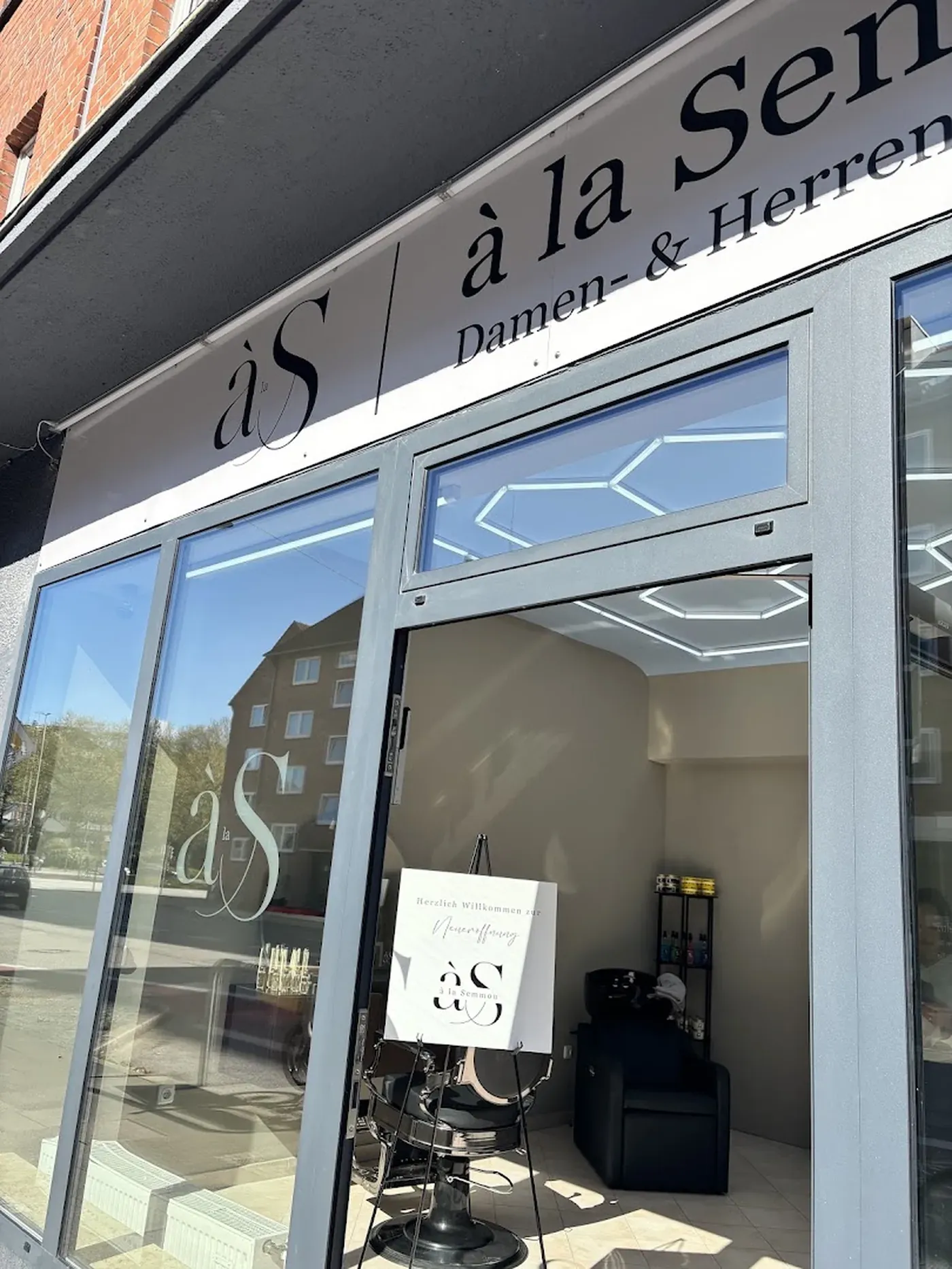 Ladenfront des Salons mit dem Schriftzug à la Semmou, Damen- und Herrenfriseur